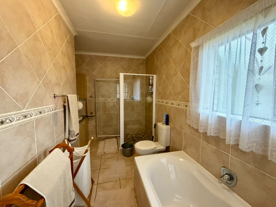 4 Bedroom Property for Sale in Fraaiuitsig Western Cape